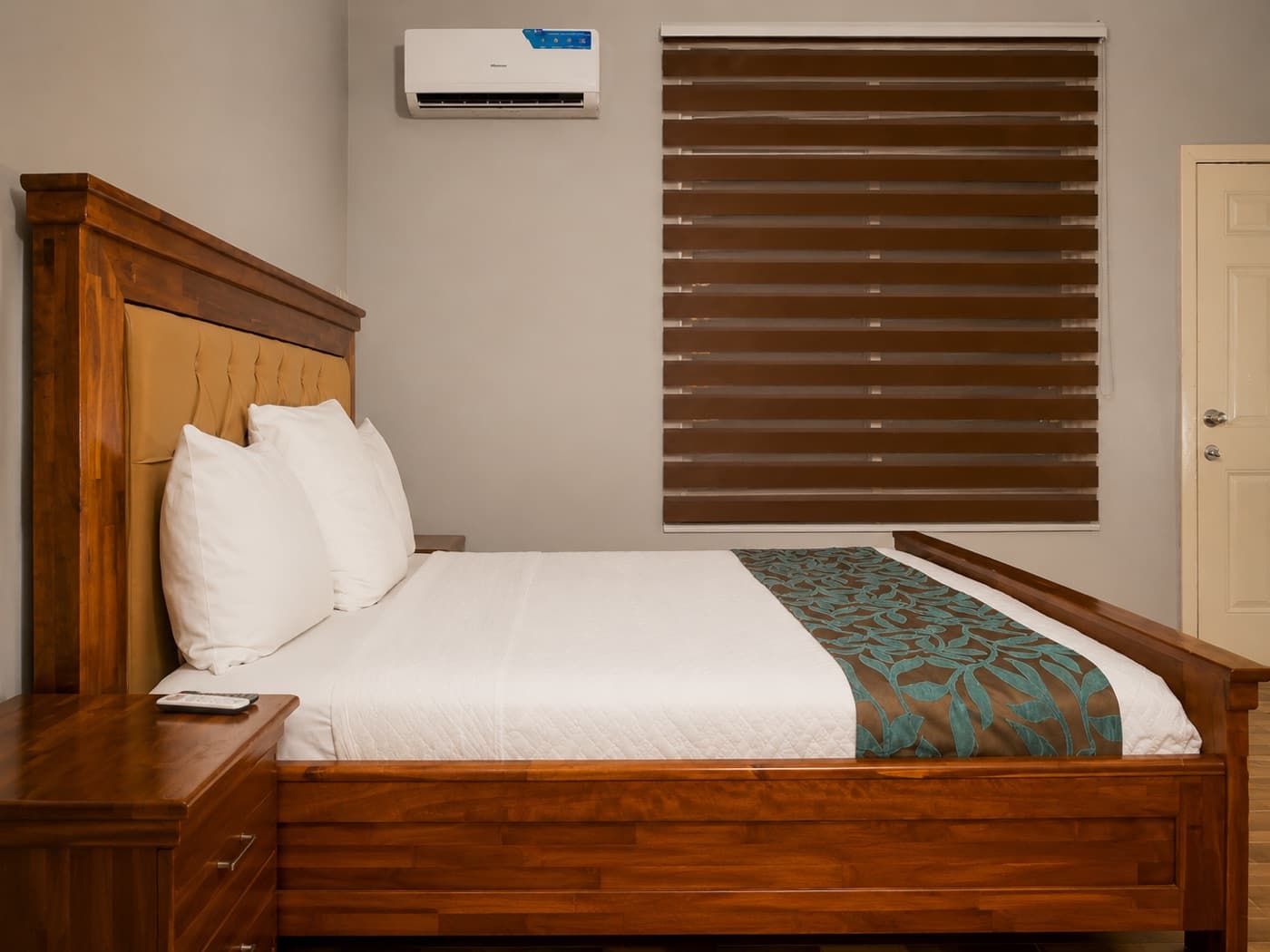 A calm, air-conditioned double room at JC Guest House