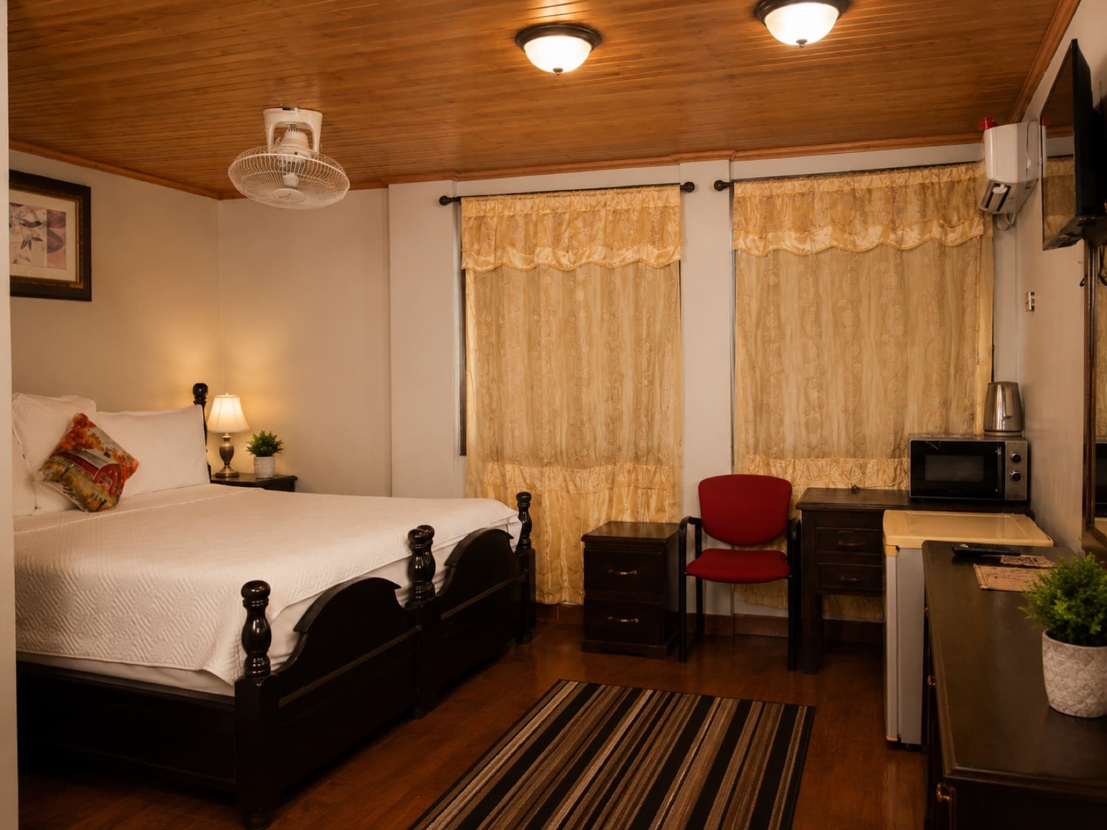 A calm studio room with a work desk at JC Guest House